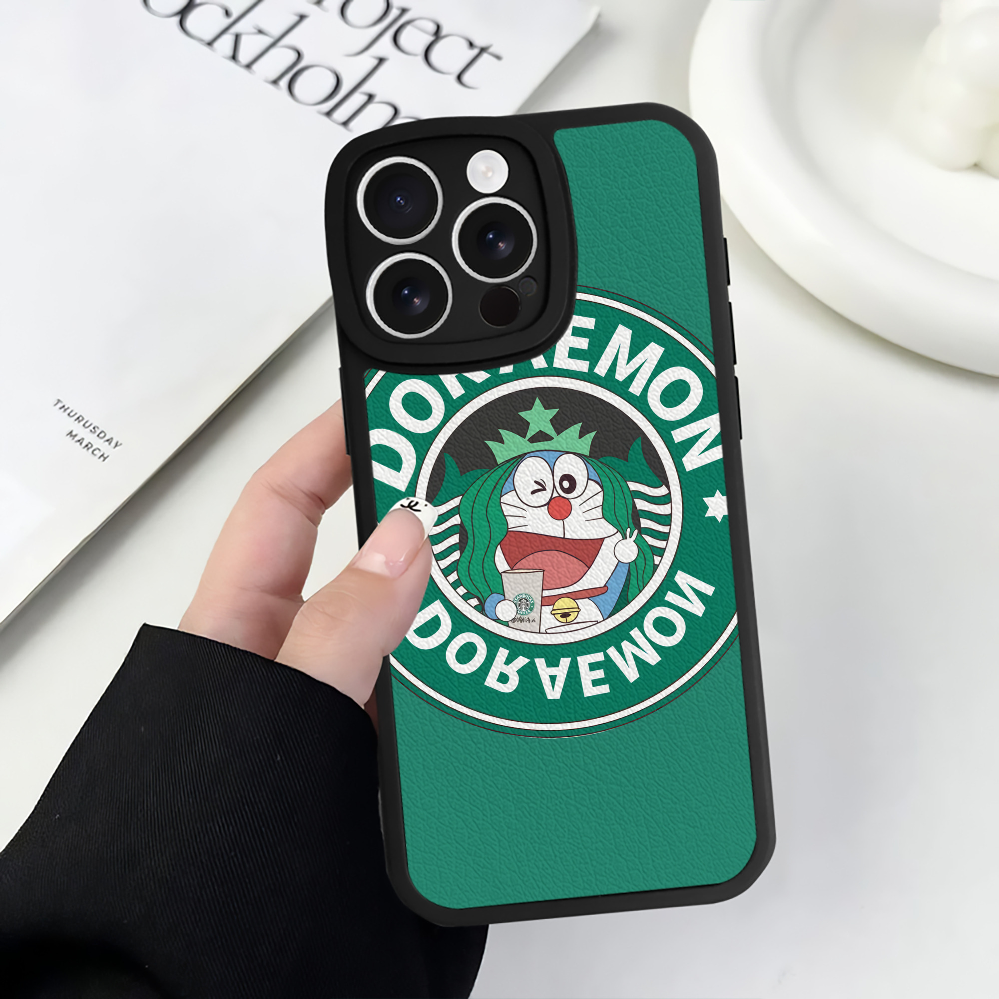 （画像用） ドラえもん Doraemon 【iPhone 16シリーズ対応】シリコンスマホケース（レザー調） 材質：シリコン